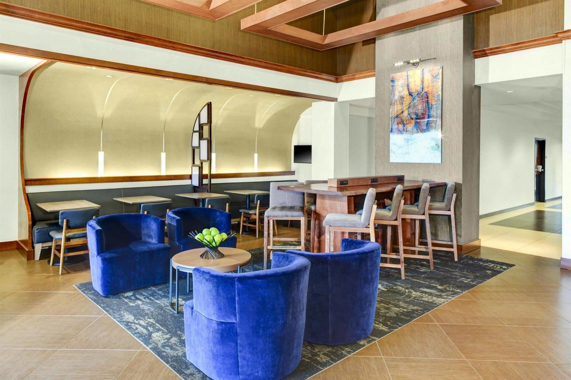 Hyatt Place Primacy Parkway 3*